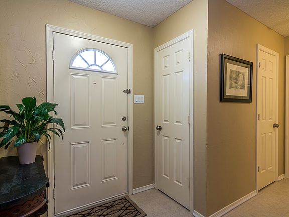 3rd image of 703 Robin Ln