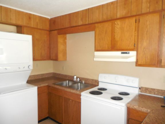 Kitchen w/ appliances