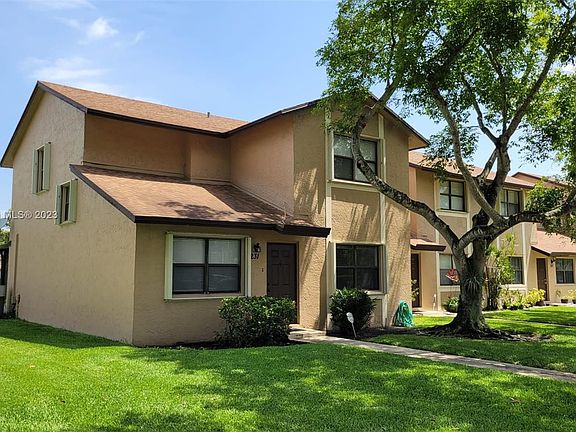 2nd image of 231 Lakeside Cir #231