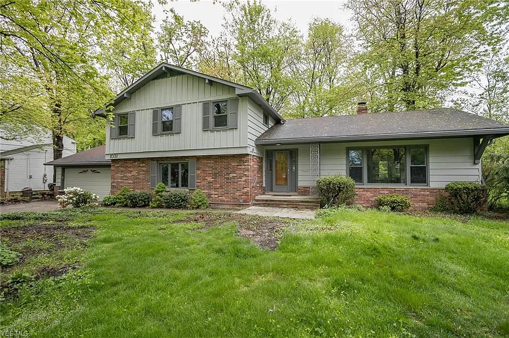 1031 W Mill Dr photo 1