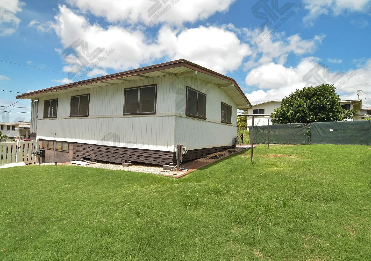 Spacious 3BR/1.5BA Home in Pearl City Ample Parking! — Photo 3
