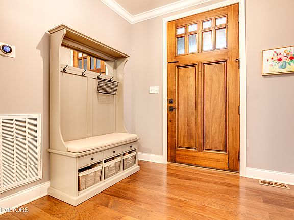5th image of 634 Oak Cove Ln