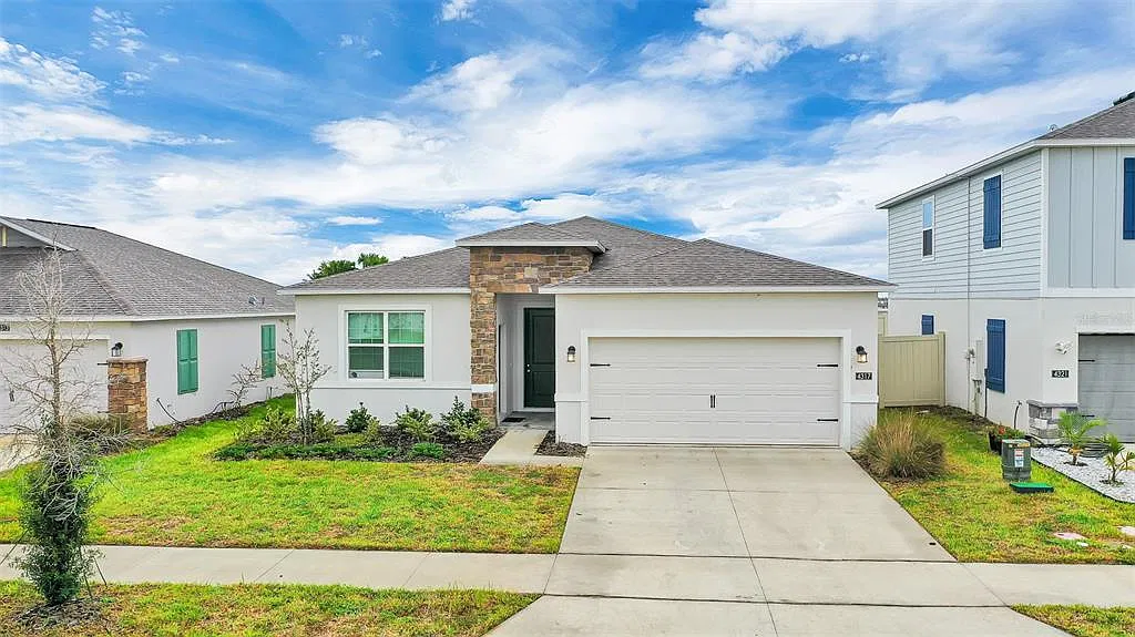3 bed, 2.0 bath, 2109 sqft, $2,100 — Photo 2