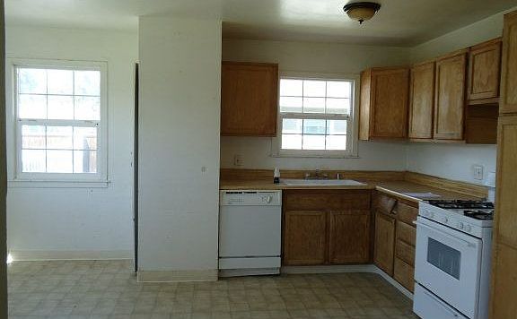 4th image of 571 Leigh Ave