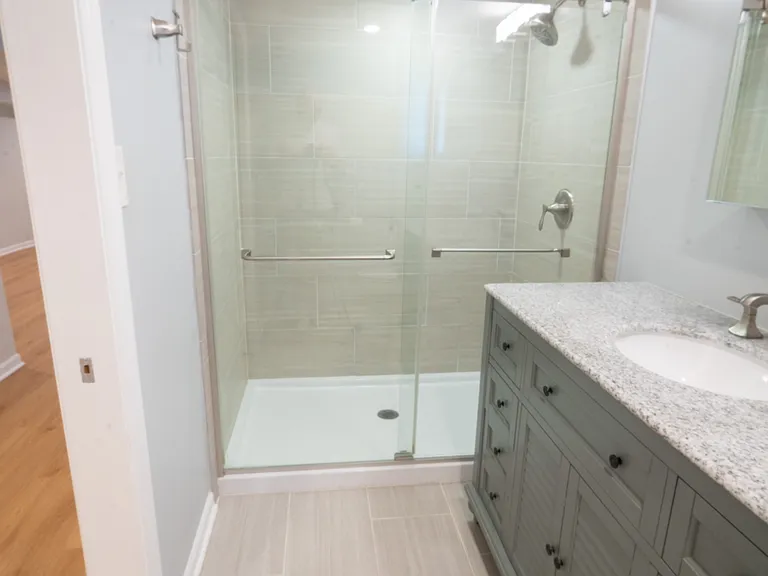 2115 W Berteau Ave #G — Photo 9