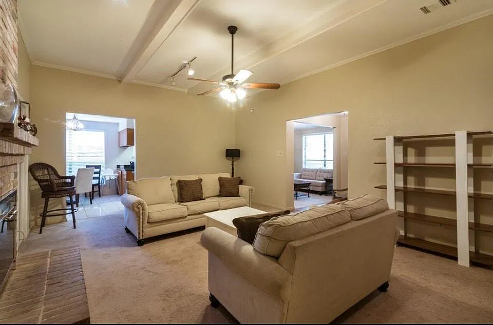4 bed, 2.5 bath, 2385 sqft, $2,025 — Photo 3