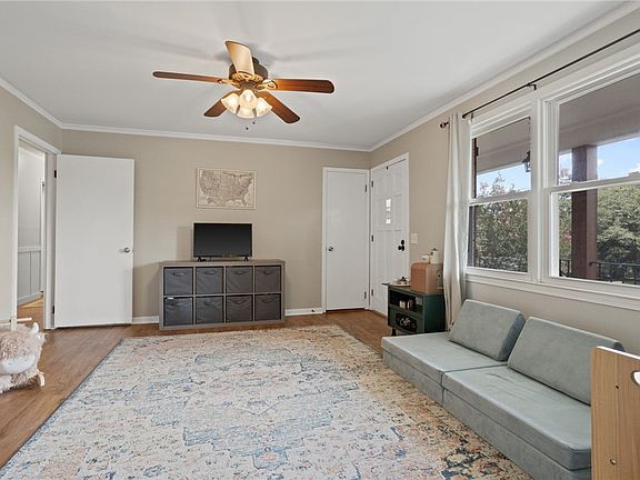 4th image of 211 Bentwood Dr