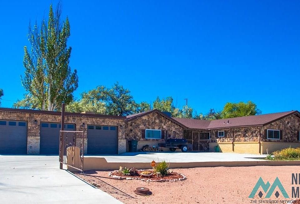 1st image of 400 Canoncito Ave