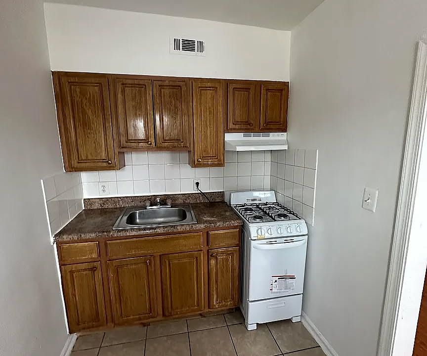 2nd image of 111 W Jeffrey St #1