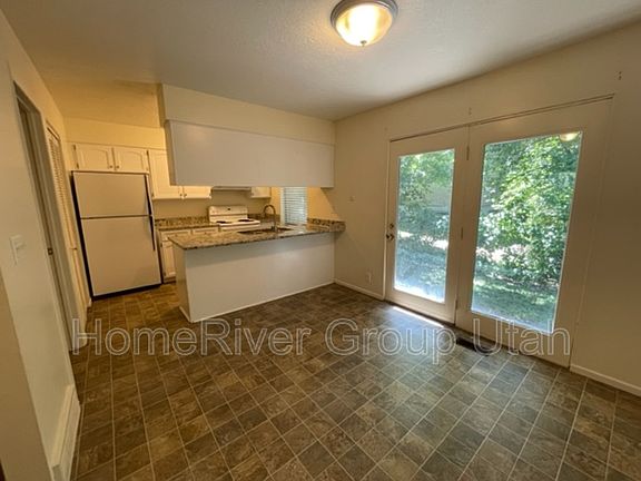 4th image of 1470 E Evergreen Ln