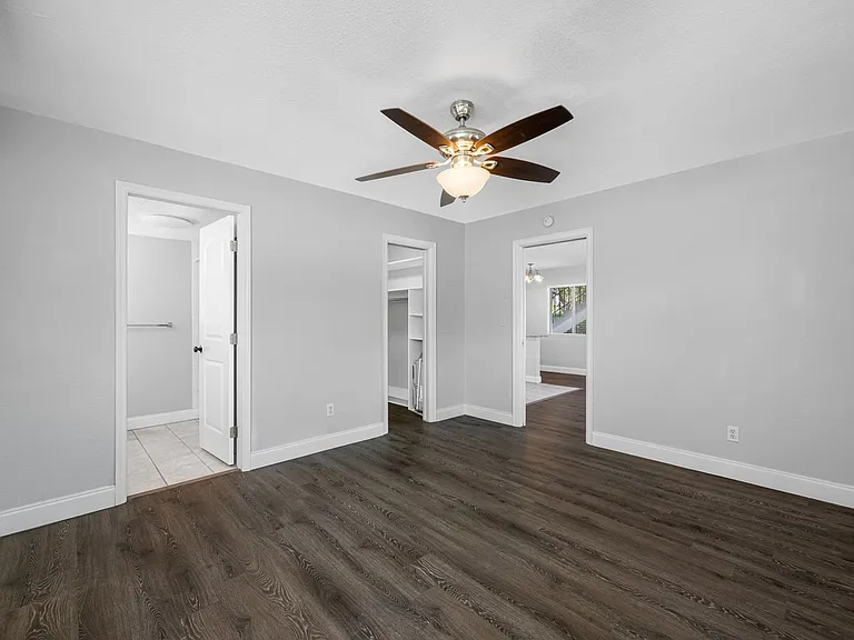 1200 Beach Dr NE — Photo 8