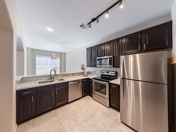 5th image of 910 Sterling Creek Cir