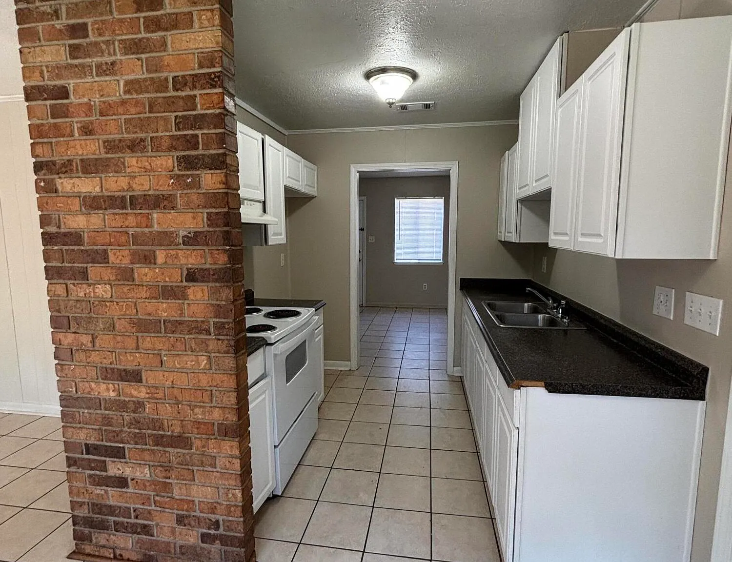 3 bed, 1.0 bath, 1164 sqft, $1,000 — Photo 4