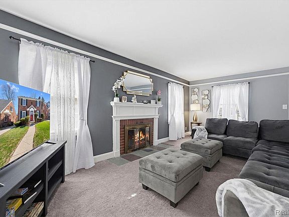 4th image of 16880 Fielding St