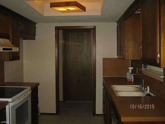 Kitchen has fresh paint, newer stove and newer tiles