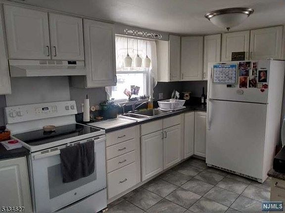 5th image of 26 Yates Ave