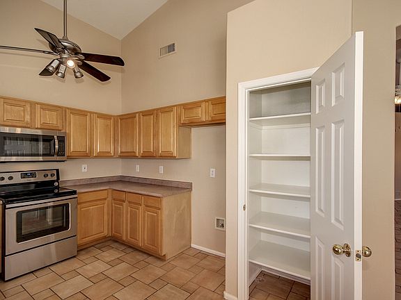 5th image of 717 N Gregory Pl