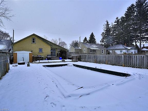 2nd image of 456 Wellington St