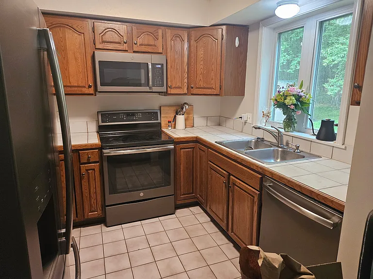60 Oak Hill Ln #B — Photo 9
