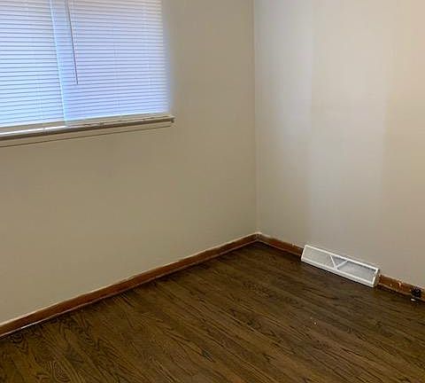 3rd image of 3060 W Fardale Ave #3