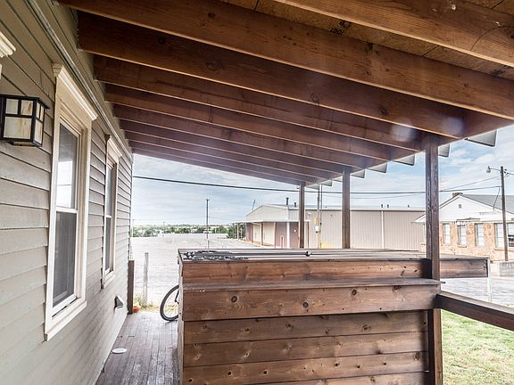 covered deck off kitchen