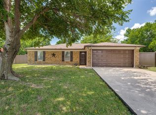 209 Walnut Creek Dr, Azle, TX 76020