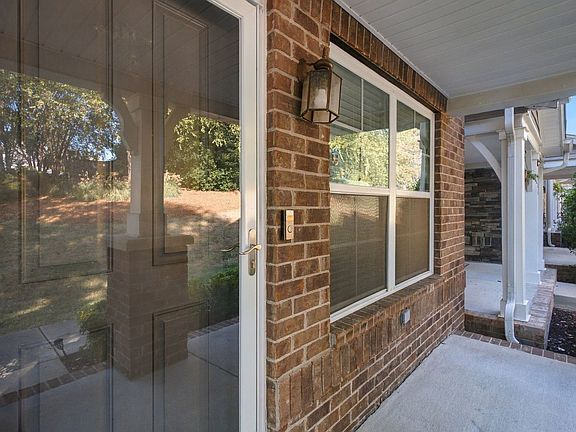 4th image of 302 Mapleton Aly