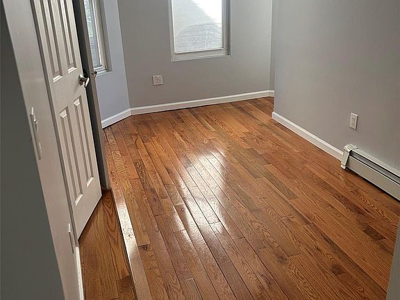 5th image of 3708 Dyre Ave
