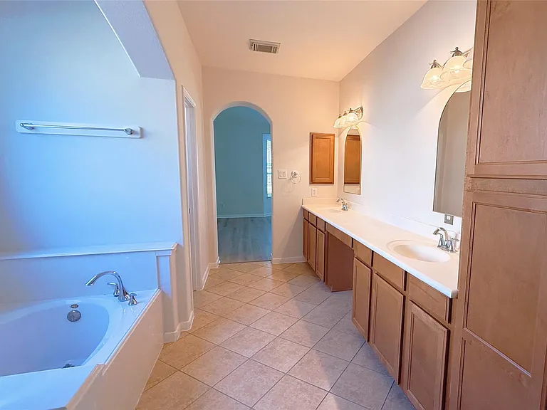 8610 Rising Oak Ln — Photo 32