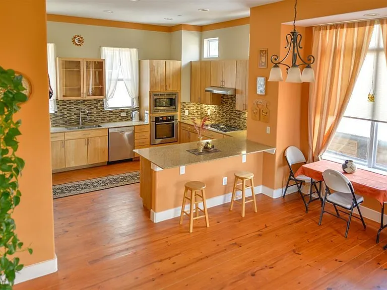 1807 W Webster St — Photo 4