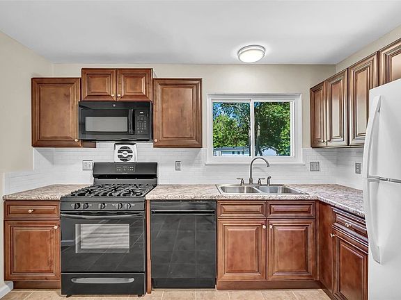 3rd image of 2455 S Park Ln