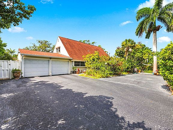 5th image of 711 Banyan Blvd