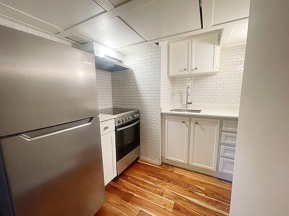 5th image of 765 Queensdale Ave E