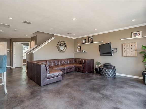 4th image of 607 Oxford Dr