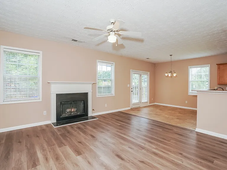 1000 Maple Leaf Dr — Photo 5