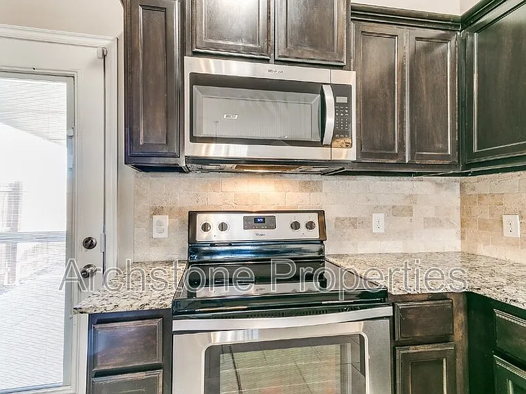 19704 Taggert Dr — Photo 11