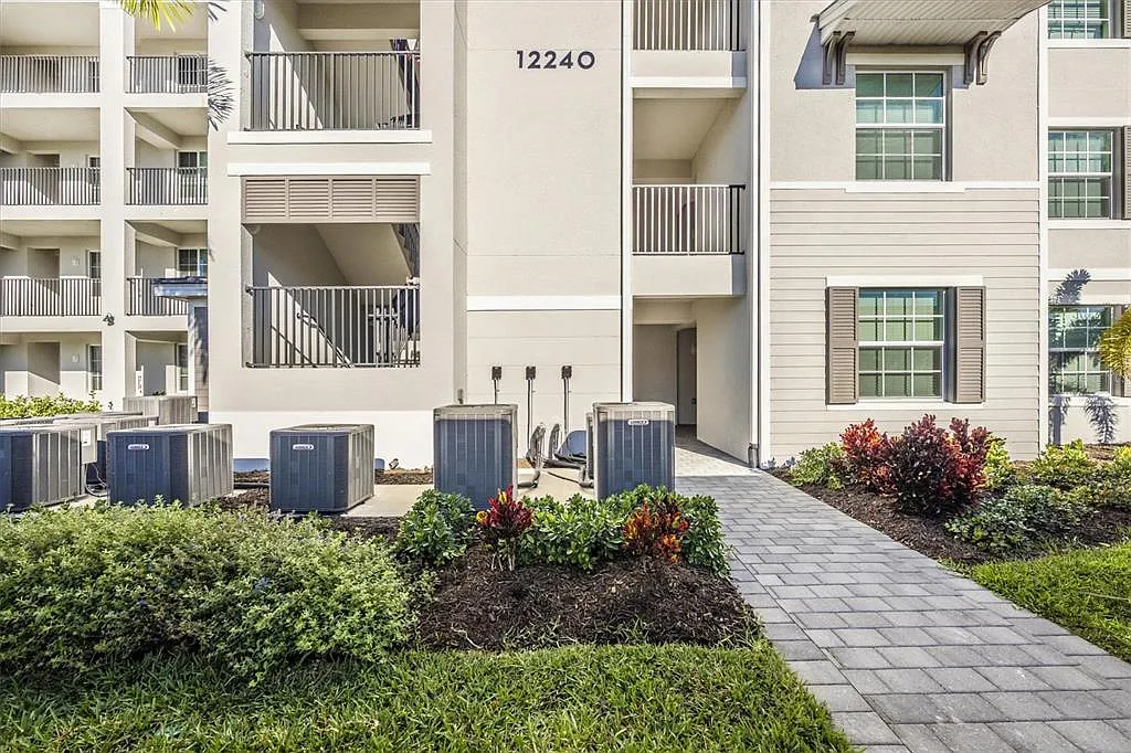 2 bed, 2.0 bath, 1154 sqft, $2,300 — Photo 2