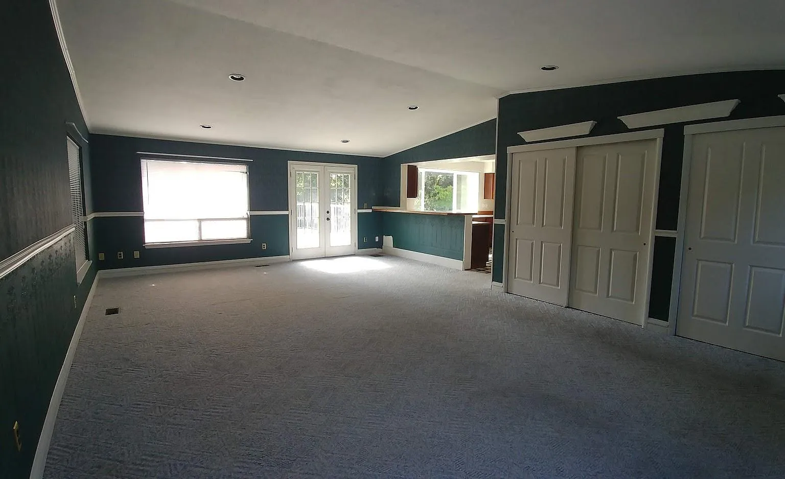 4 bed, 2.5 bath, 3000 sqft, $1,900 — Photo 3