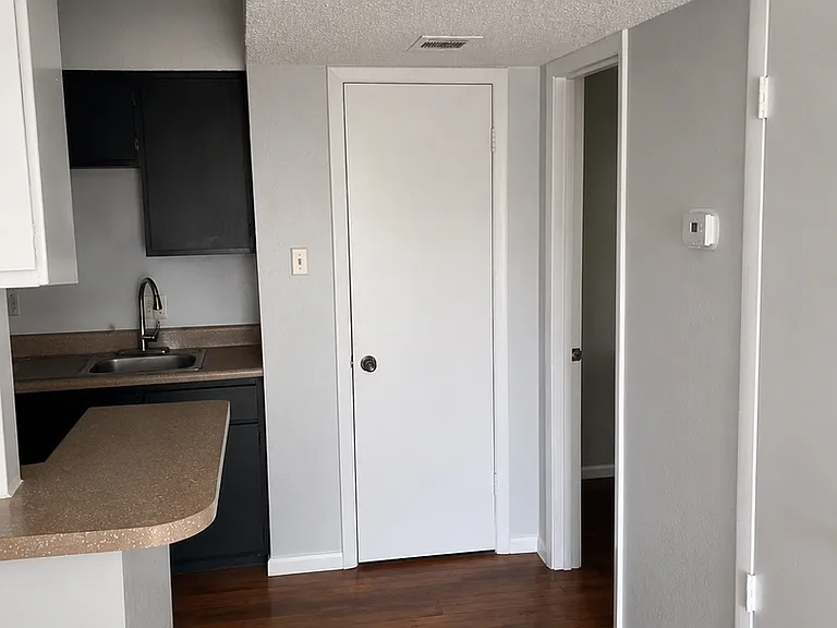 Southland Apartments — Photo 27