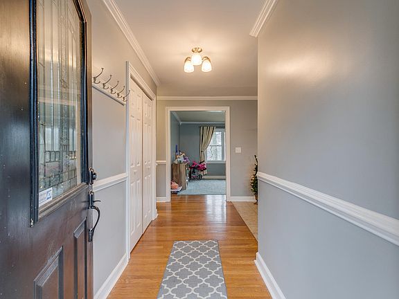 2nd image of 1300 Peterson Pl