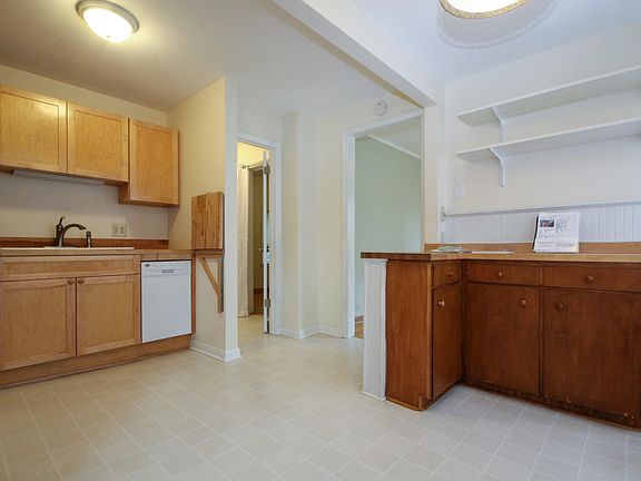 4th image of 122 Cecil St SE #1