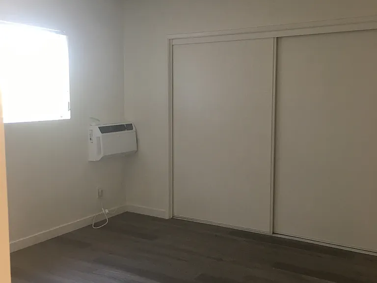 Burbank Tarzana Apartments — Photo 12