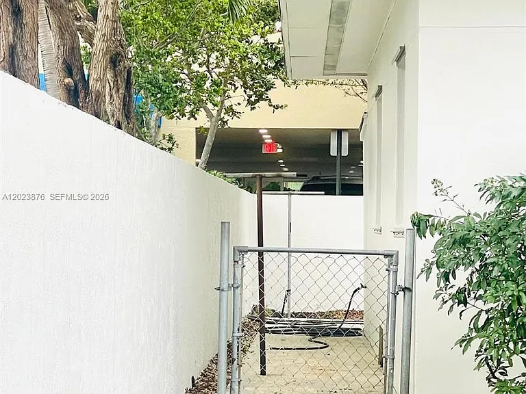 1020 SW 36th Ct — Photo 35
