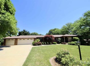 1807 Oakwood Dr, Pekin, IL 61554