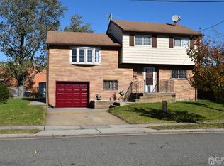 2 Hastings Pl, Carteret, NJ 07008