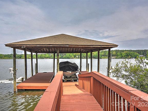 3rd image of 233 Blue Heron Dr
