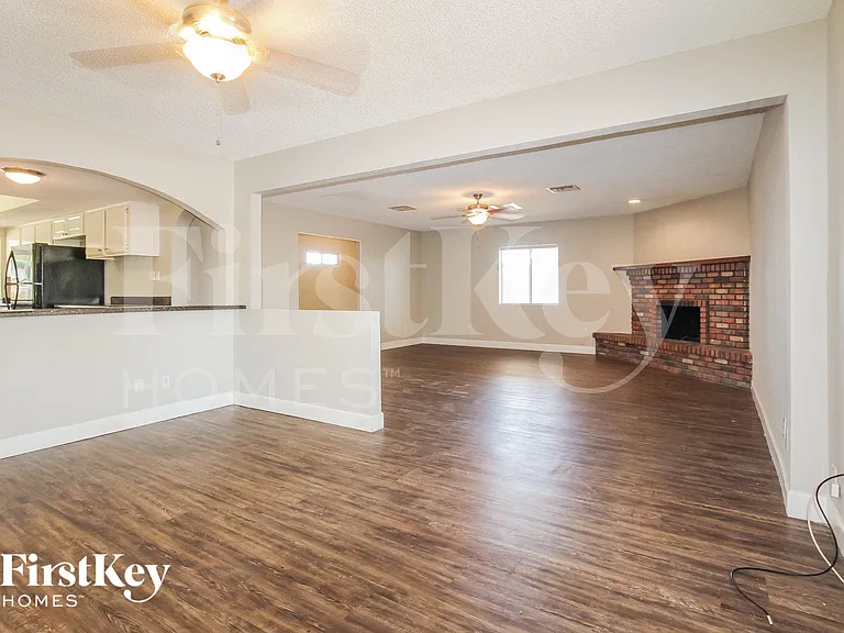 4643 W Mountain View Rd — Photo 2
