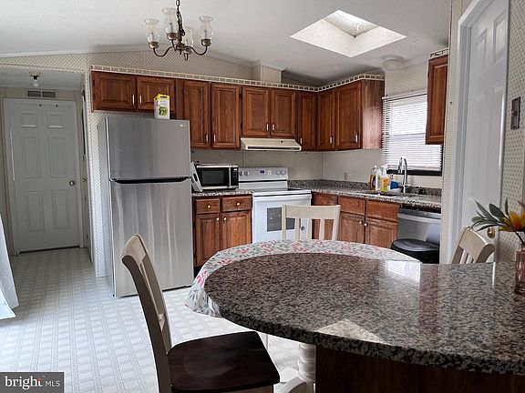 3rd image of 8 Merganser Rd