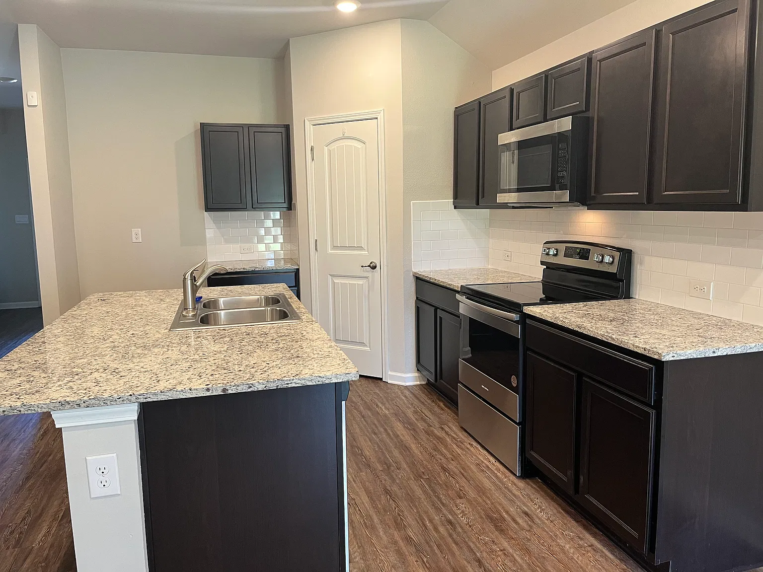3 bed, 2027 sqft, $1,900 — Photo 3