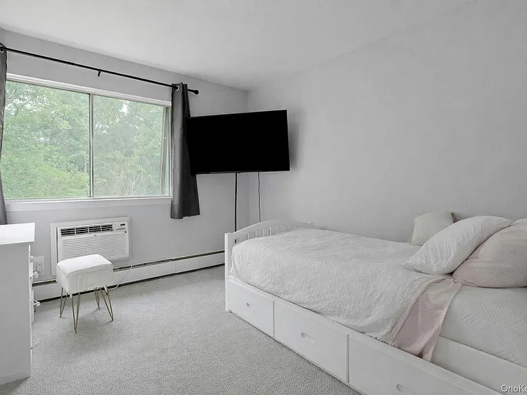 121 Coachlight Sq — Photo 14